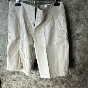 Izod Women’s Stretch Tan Size 2 Golf Shorts